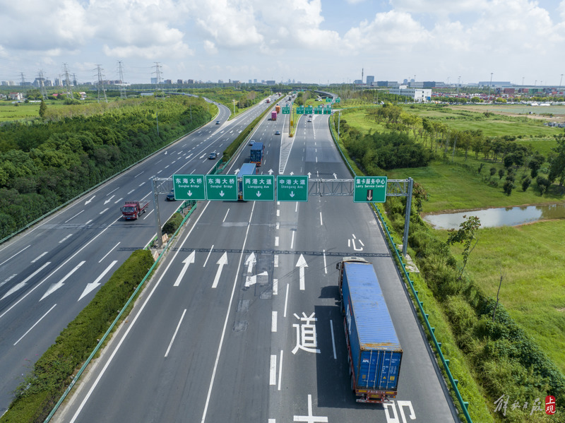 The pickup truck driver service center in Lingang New Area is very considerate, and you can also get a haircut, take a shower, and park to rest