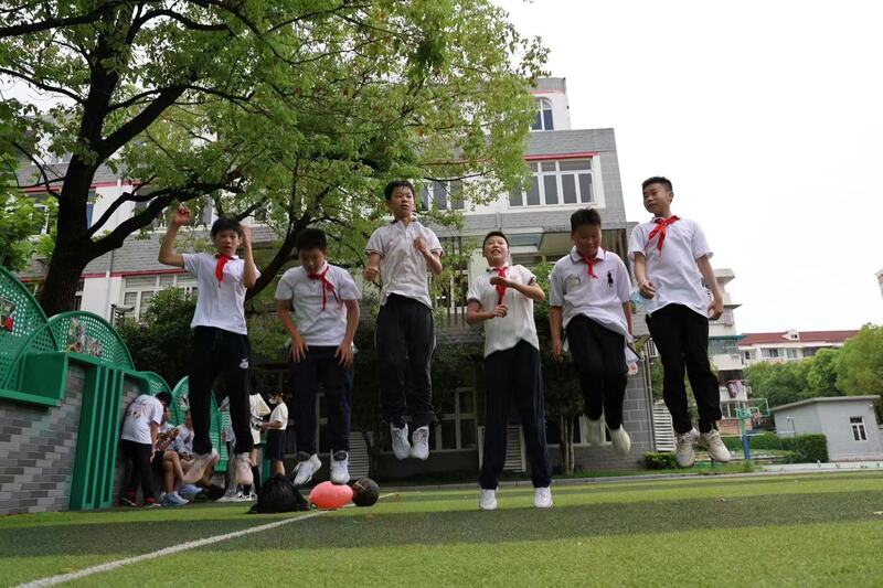 Let graduation leave no regrets. On the first day of summer, the principal fulfilled his promise: the children who graduated from the cloud will return to their alma mater and leave a special graduation photo. Graduation ceremony and return to their alma mater