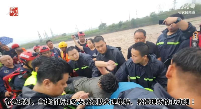 消防员吊在空中展开生死营救,惊心动魄！男子连人带车被洪水冲走河道|救援|生死