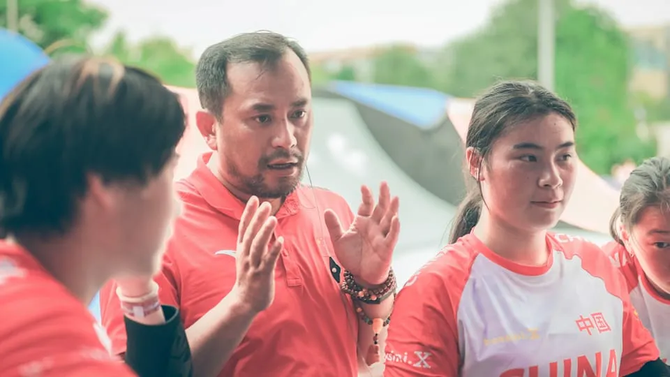 Can this foreign coach of the China BMX Racing Team be a winner-take-all? Can his female players take the top three spots and advance to the men's final?