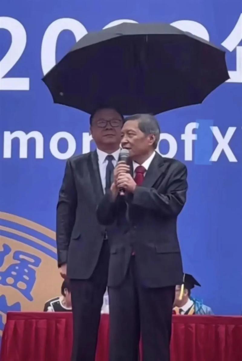 The secretary quietly stood behind with an umbrella! Netizen: The best lesson for graduates, the principal delivered a speech in the rain without writing. Principal | Graduation Ceremony | Secretary
