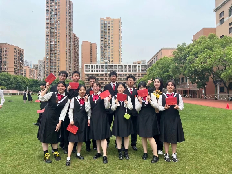 Heading towards the journey of the college entrance examination, Shanghai high school seniors carry blessings and aspirations, climbing high and looking far, praying for success in the college entrance examination | teachers | students