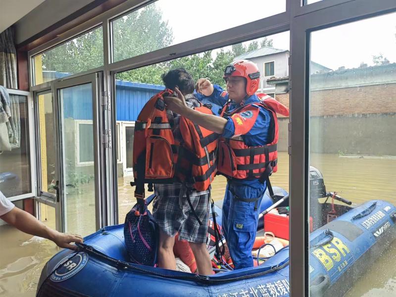 Fruits were wildly stuffed by Sister Zhuozhou, and their vehicles passed by Shijingjiang | Rescue | Vehicles