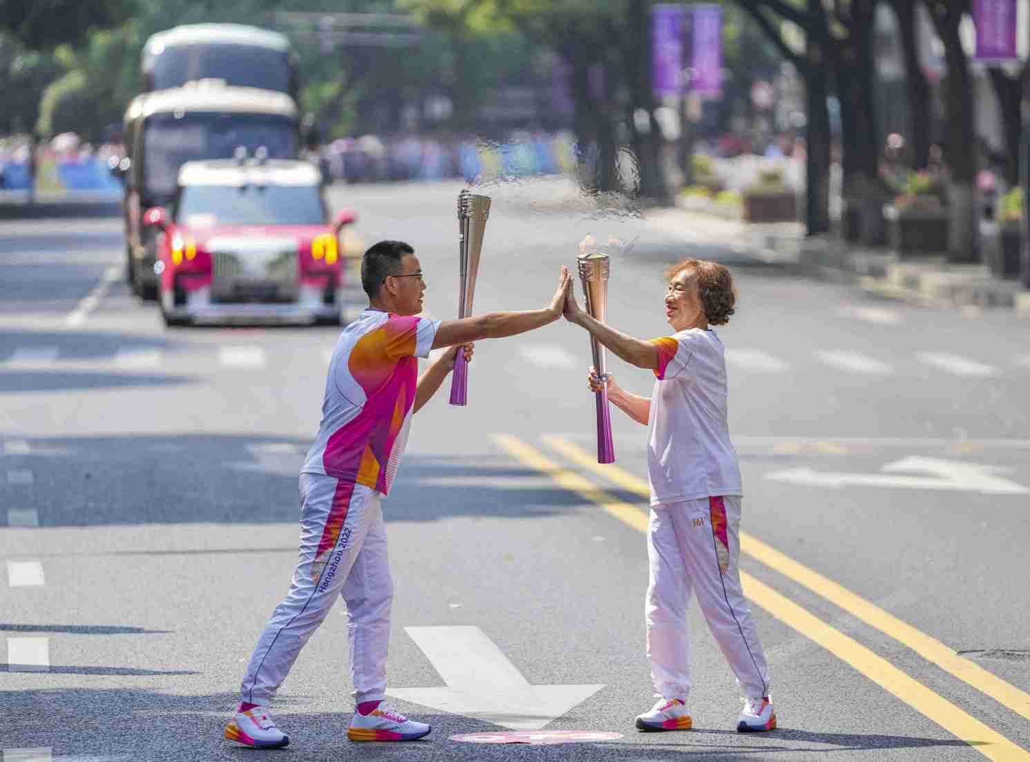 Looking at the Asian Games Torch Relay in Zhejiang | "Fireworks"\