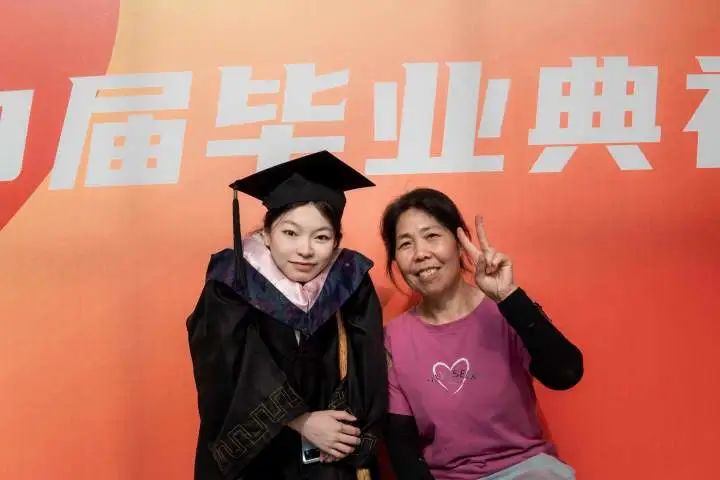 The student's reaction was bright. The principal "threw away" the 3500 word speech, and the graduation ceremony was held by the school | ceremony | student