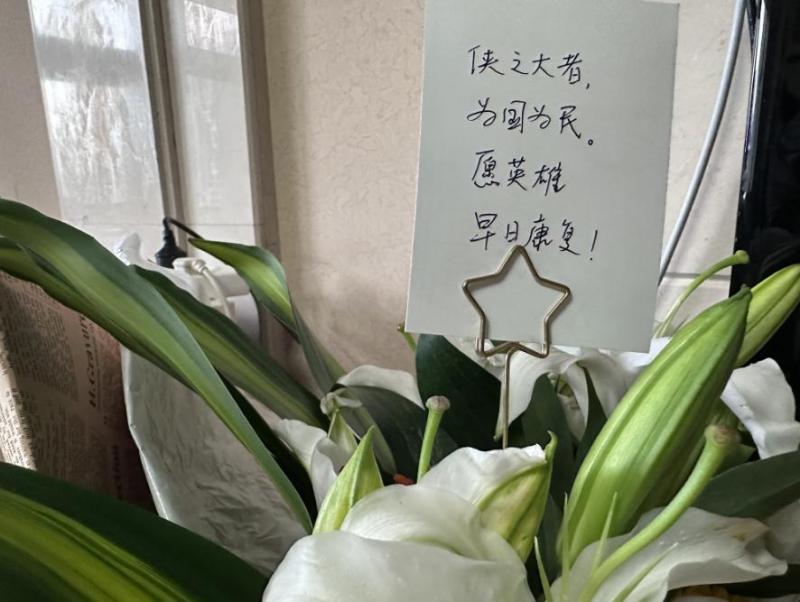 Go back to the crowd!, Jumping off the bridge to save people, delivery guy Peng Qinglin has just been discharged from the hospital! The netizen's words are also his heartfelt voice: coming from the crowd. Xiao Peng | Crowd