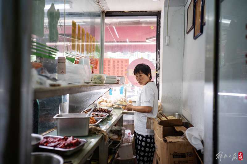 上海最后的弄堂厨房端出市民记忆中的味道,“这块牌子还值点铜钿…可惜了”厨房|居民|弄堂