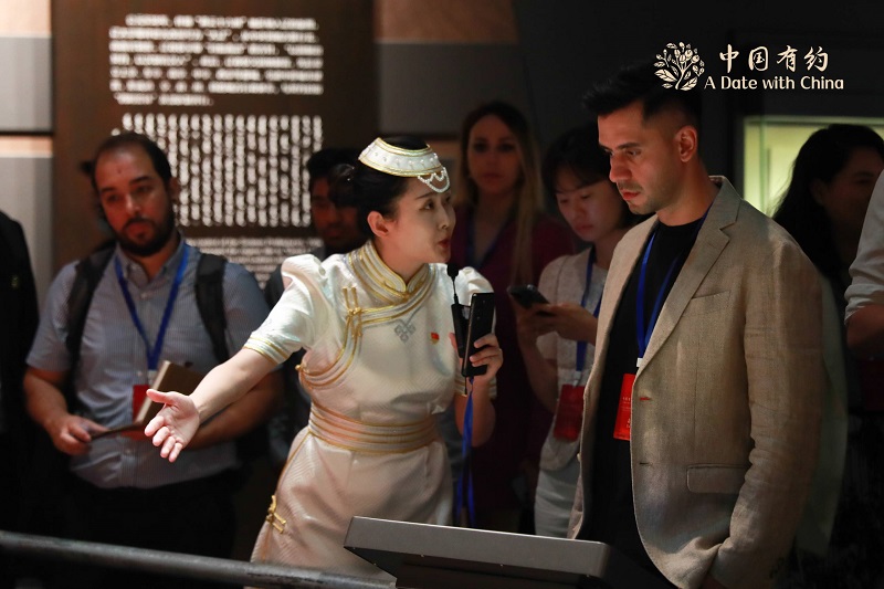 Foreign media personnel check-in at Inner Mongolia Museum to experience the development history of the Chinese nation