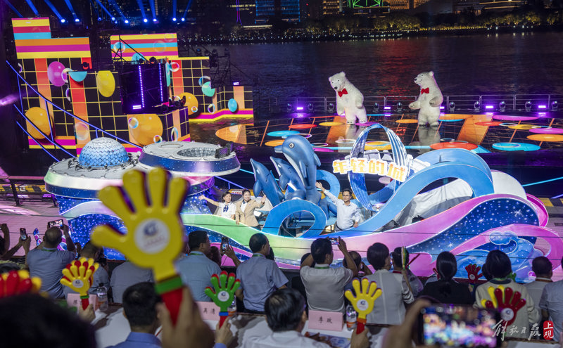 大卫跳着螃蟹舞如愿登上演艺生涯中最大的舞台,上海旅游节来了