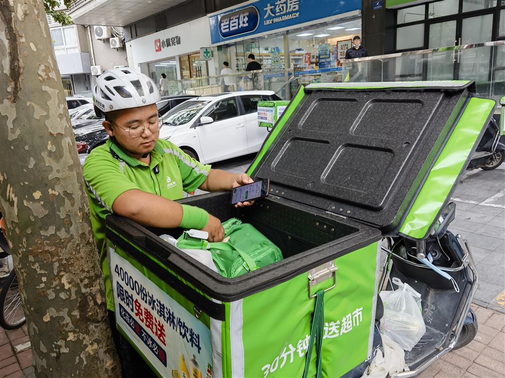 Where can I buy affordable cold drinks?, A lollipop in Shanghai costs 70 cents, making it a hot search product | cold drink | lollipop