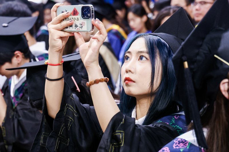 She also drew wedding vouchers on the campus lawn, cashed in on her alma mater to hold two graduation ceremonies, and flew back to Shanghai with girls from London to compete for two editions | Wanrong | alma mater