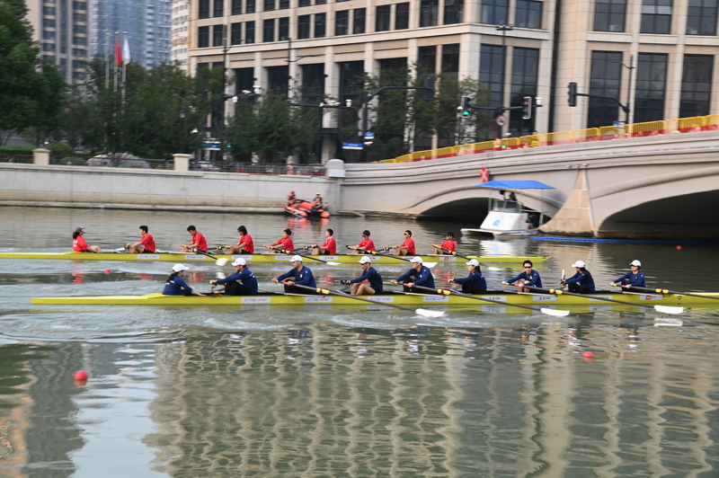 This group of "white coats" showcases the spirit of rowing, "boarding" the field, and sports on the Su River | Spirit | White coats