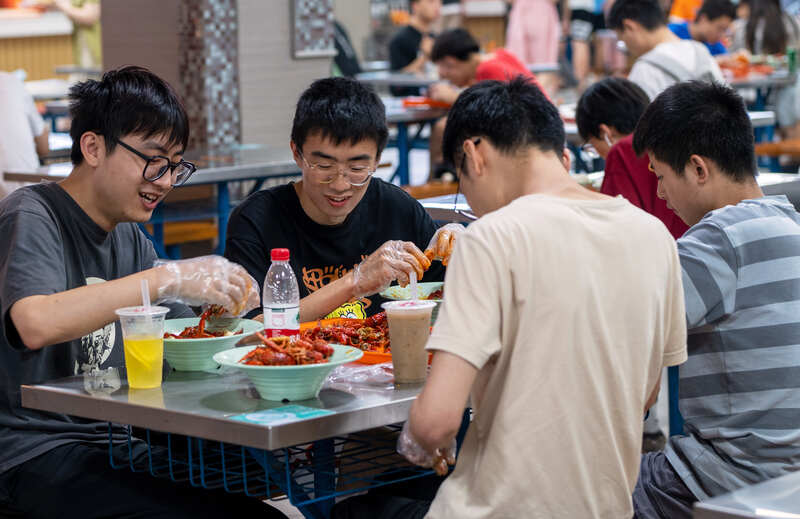 The graduation season of Tongji University is filled with a sense of ceremony, as well as a graduation camping party where I ate Southern Airlines crayfish in Tongji