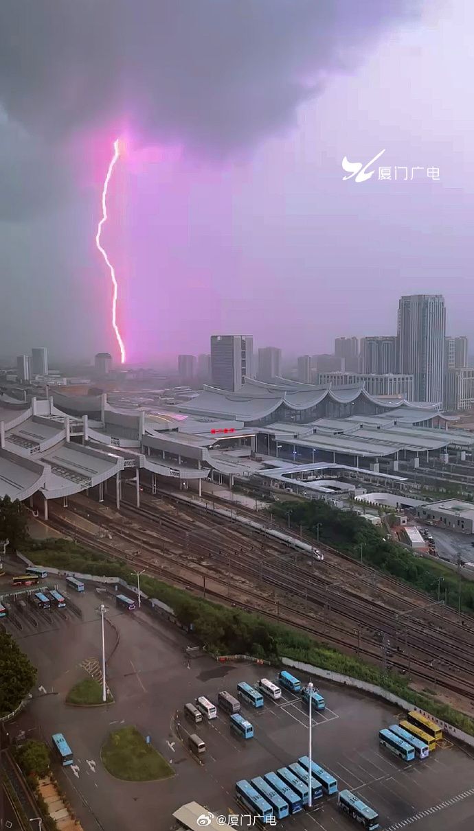 Barbie powder lightning appeared in the sky, and rainstorm red warning was issued in Xiamen. rainstorm | red | sky