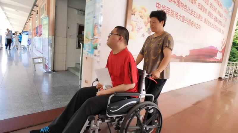 Invited by this university!, Son of a college entrance exam student who can write with only two fingers | Dong Yichao | Fingers