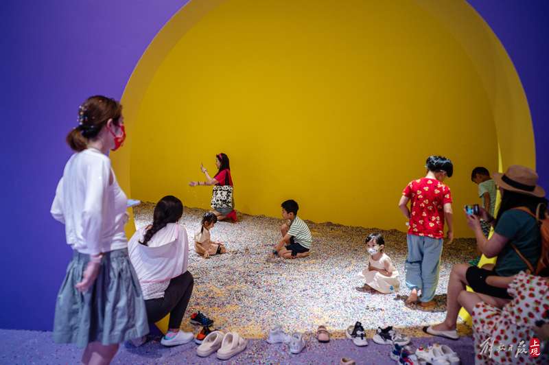The "Yellow Duck" is enjoying a cool summer with the children at the art museum, and the summer vacation season is coming. The art museum | People | Coolness