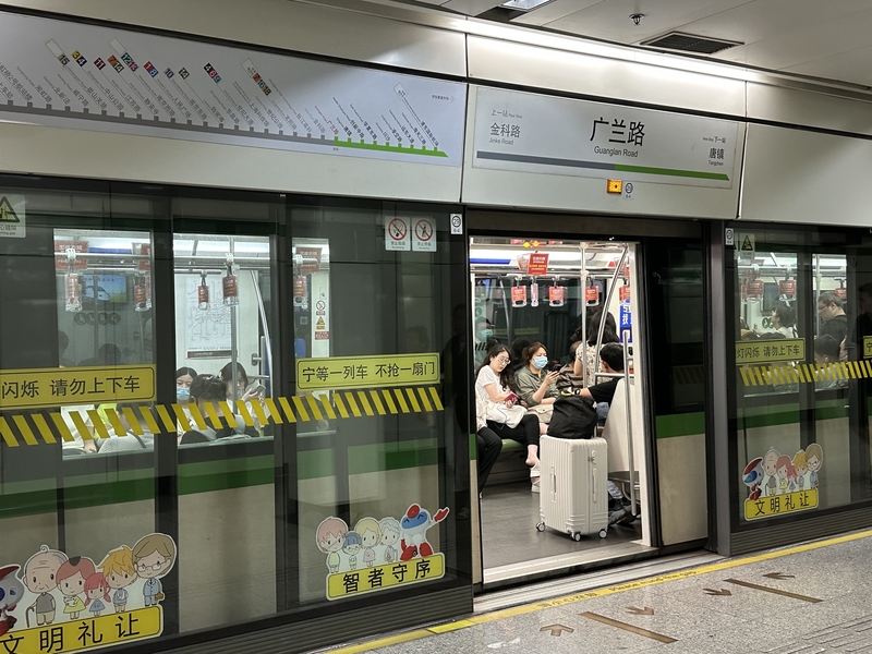 The subway station in Shanghai is still crowded: can only rely on "black trains" for connecting?, After the last bus, Pudong Airport | Train | Subway Station