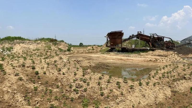 Investigation on the destruction of farmland and theft of sand and gravel at the border of Jiangsu and Shandong provinces: landfill of construction waste, sudden dumping of soil for reclamation. In the Huo family | farmland | garbage