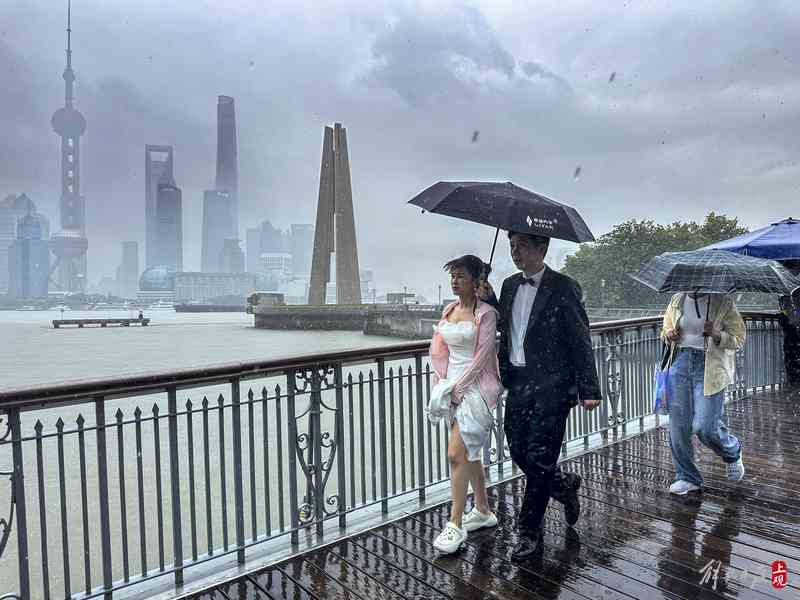 申城遭遇短时大暴雨,风雨雷电齐聚暴雨