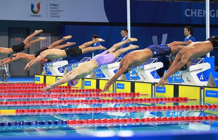 It's a tough competition and also a youthful friendship. "Frog King" Qin Haiyang shakes hands with foreign contestants to greet them at the moment of winning gold medals | Track | Winning Gold