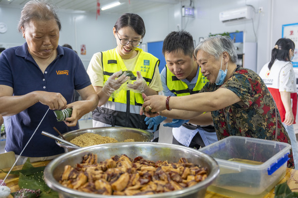 This construction site invites community residents to experience the customs of the Dragon Boat Festival, hang calamus, make Zongzi, and make sachets to make Zongzi for the Dragon Boat Festival