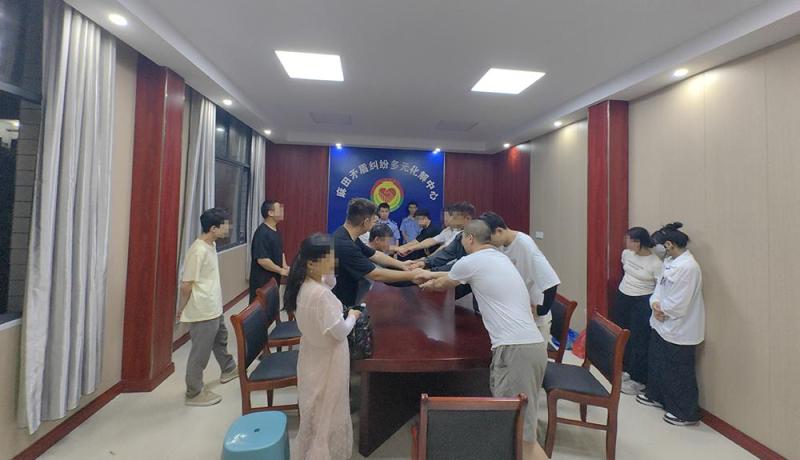 Mediated by the local police station, tourists from Wugong Mountain Scenic Area in Jiangxi Province got into a dispute over queuing and fought with each other for hours. | Scenic area staff | Free | Pingxiang, Jiangxi Province | Incident | Queuing | Tourists | Scenic Area