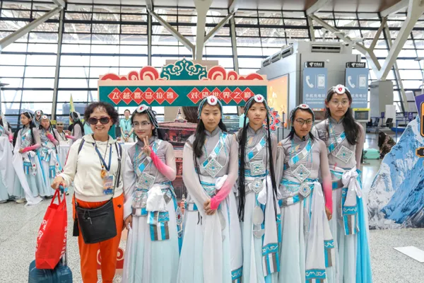 “上海-加德满都-日喀则”援藏跨境旅游包机首航