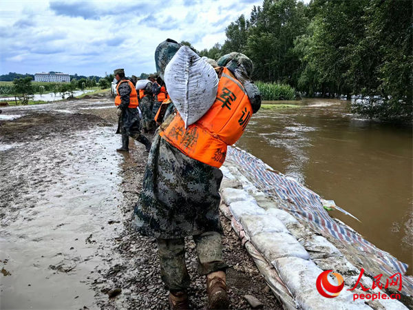 Loyalty to the people and loyalty to the people, fighting against floods by officers and soldiers | reinforcement | floods
