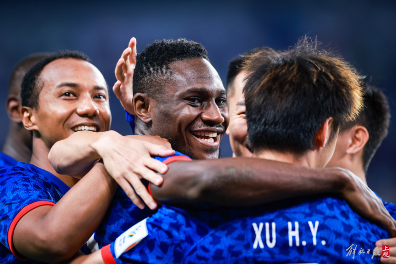 Shenhua defeated Zhejiang team 5-1 and advanced to the quarterfinals of the Chinese Football Association Cup. Ma Lailai scored a hat trick and Zhang Weimei scored two goals for Leonardo, Ma Lailai, and Shenhua