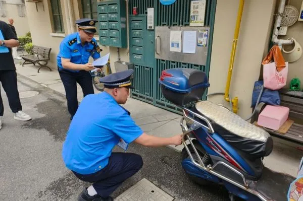 Battery car charging cable is flying and refuses to correct? Talk about punishment! Pengpu Xincun Street issues correction notice today