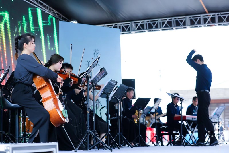 Diners pour three subways and two buses to come, eating lamb and drinking alcohol in large gulps? On the Feast of the Sheep in Fengxian Village, listening to the branches of the cello. July 9th | Zhuang Xing | Cello