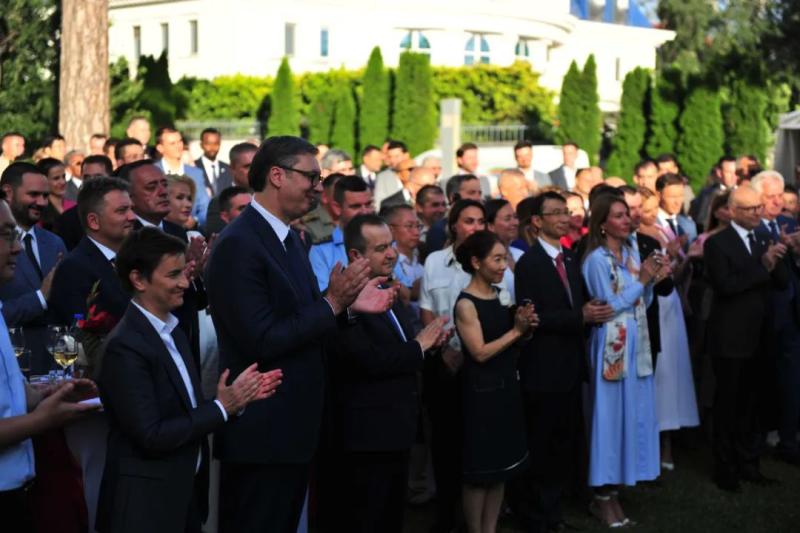 Chen Bo, a female diplomat born in the 1970s, is about to step down as the Chinese Ambassador to Serbia in the People's Republic of China | Friends walk together for a lifetime - Ambassador to Serbia Chen Bo holds a farewell reception | Diplomat