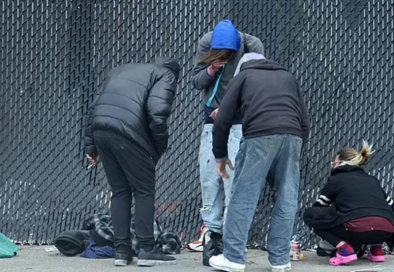 现实版《生化危机》！美国费城街头成群吸毒者弯腰横行视频|滥用|现实