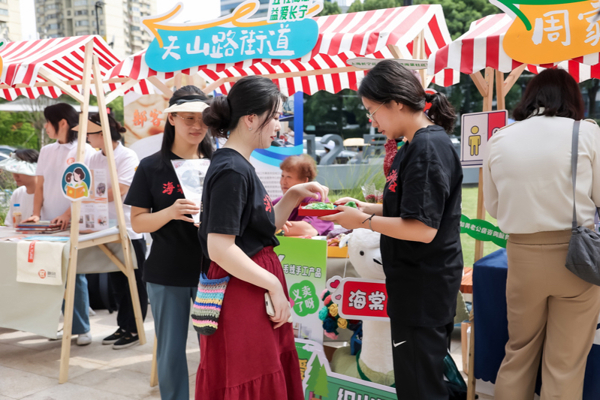 The atmosphere of "doing public welfare on the go" is becoming increasingly strong, with 807 social organizations in the central urban area of Shanghai