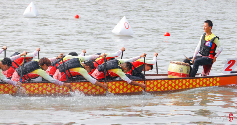 Brave to take the lead, 24 dragon boats race across Sijingtang in Songjiang