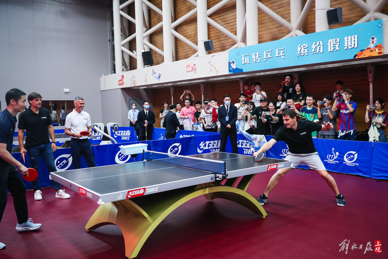 He also competed with Wang Liqin in table tennis, not just in football, but also in the legendary La Liga star Huangpu Riverside Show. Yan Sen | Star | Huangpu Riverside Show