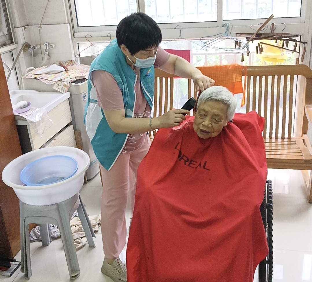 上海这个镇聚焦社区独居老人和户外工作者推出一揽子服务,连续高温天老人|服务|社区