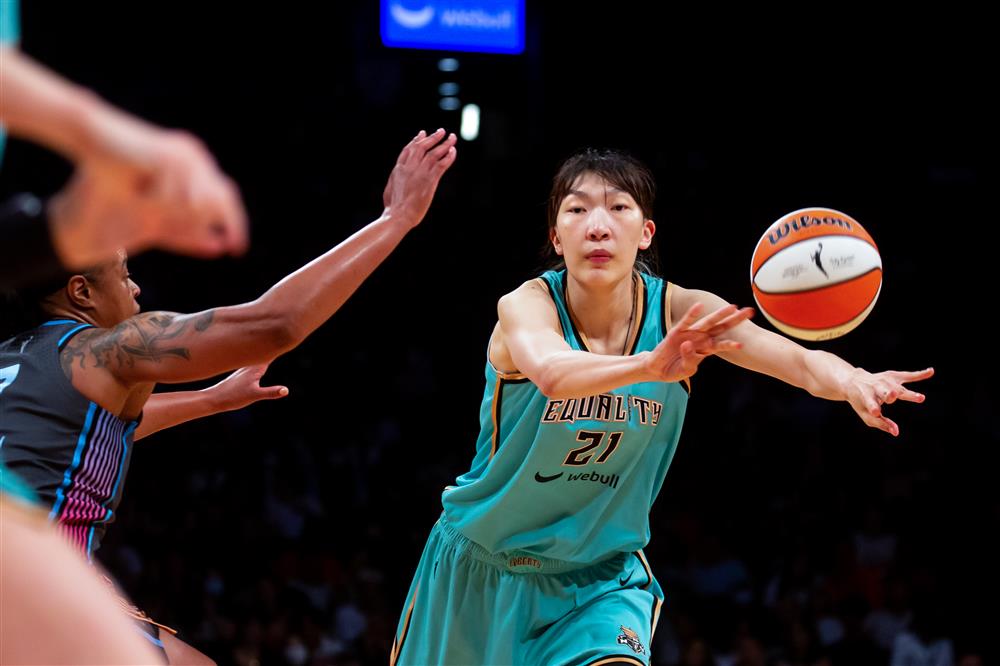 Should Han Xu, a student from Shanghai Jiao Tong University, be risking his life like this?, Observation: Triple Championships in WCBA, Asian Cup, and Universiade Women's Basketball | China | Universiade