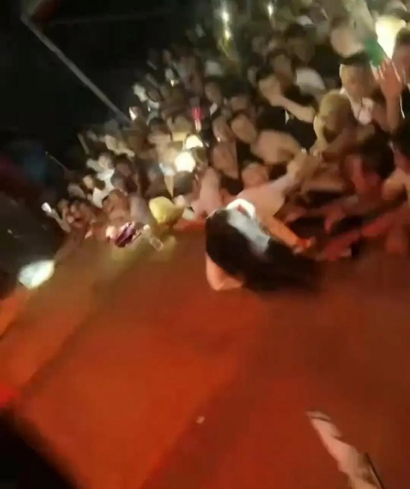 The female singer was dragged off the stage by the male audience during her performance! The police have intervened in the female singer | countryside | stage