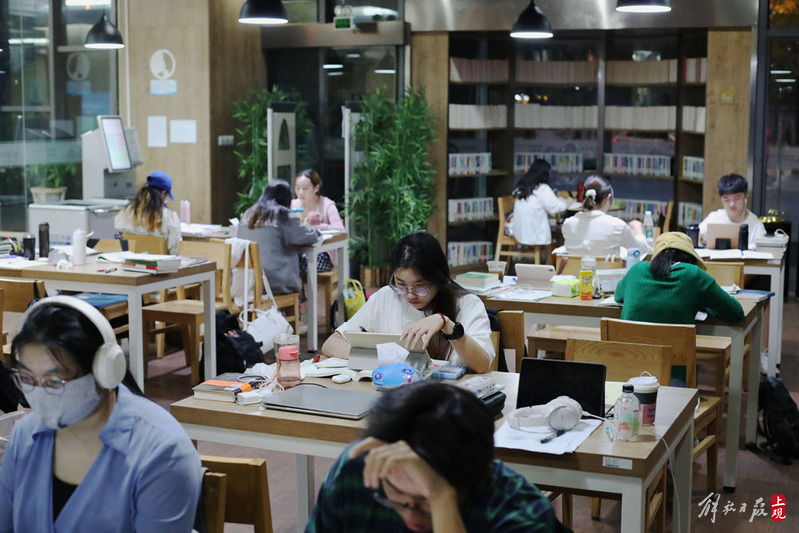 Urban study lights up a light for night readers, making full reservations for popular classical literature at night | Minhang District Library | Study