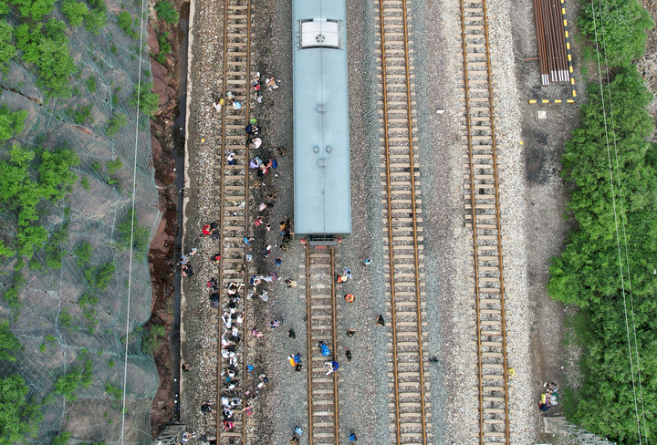 Xinhua Perspective | For the Safety of Every Passenger - Three Trains on the Fengsha Line: A Review of the Wind and Rain Time Z180 | Train | Crew