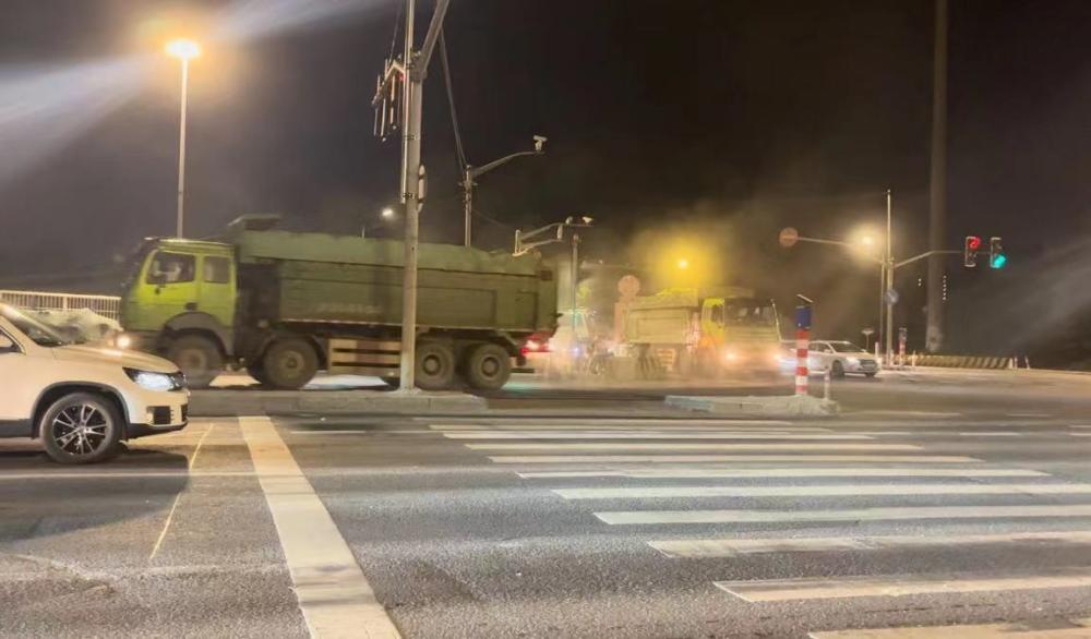 Why are the dust prevention measures not in place?, The dust is so heavy that you can't even see the road clearly! On this road in Pudong, garbage trucks pile up garbage | Jinhai | Lianlu