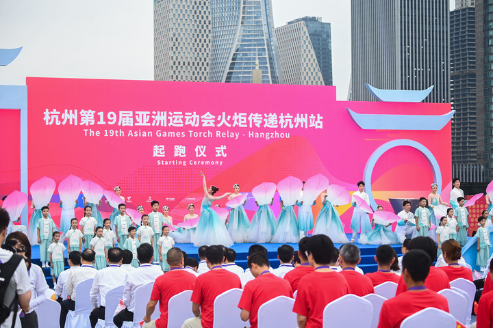 Looking at the Asian Games Torch Relay in Zhejiang | "Fireworks"\