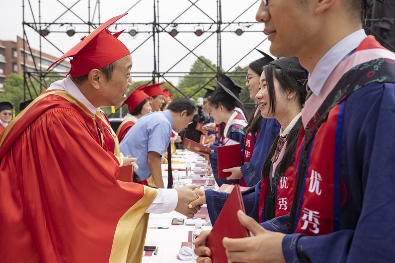 Flowers for security guards, applause for oneself... The graduation ceremony of Huashi Normal University is great. Love the Library | Graduate | Big Brother