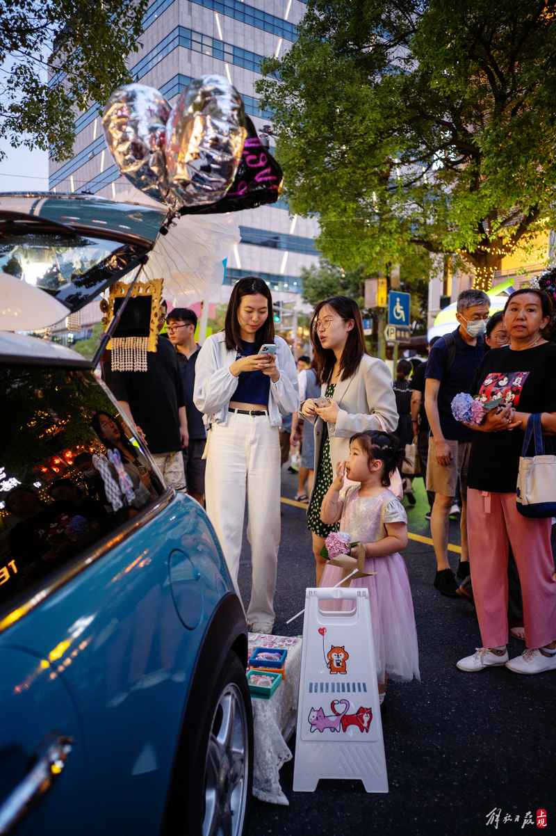 The popularity of the internet famous street with its own leisure consumption has doubled, and the University Road limited time pedestrian street is open for full moon brands | trunk | road