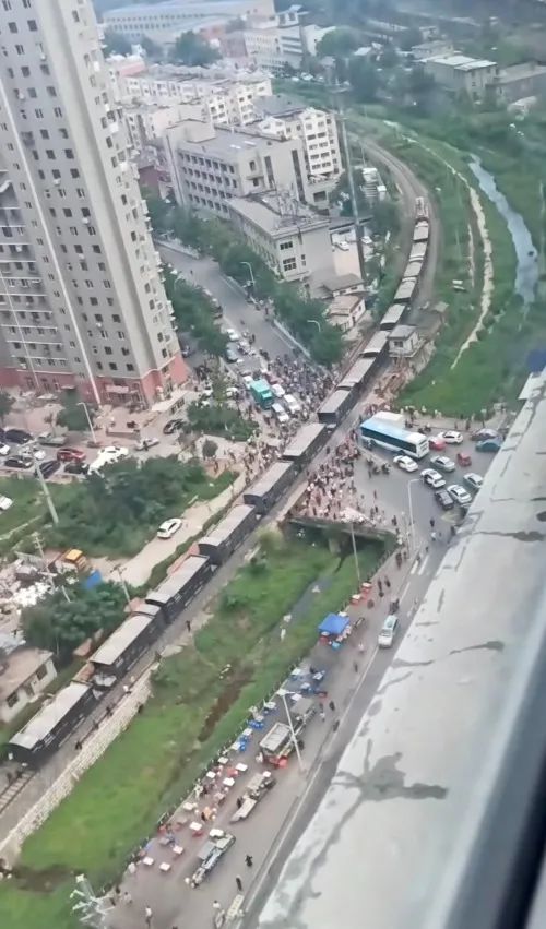 Passengers flipping over trains and passing through! The railway department responded that a train was stopped in the urban area of Benxi for nearly an hour! To traffic congestion freight | train | train