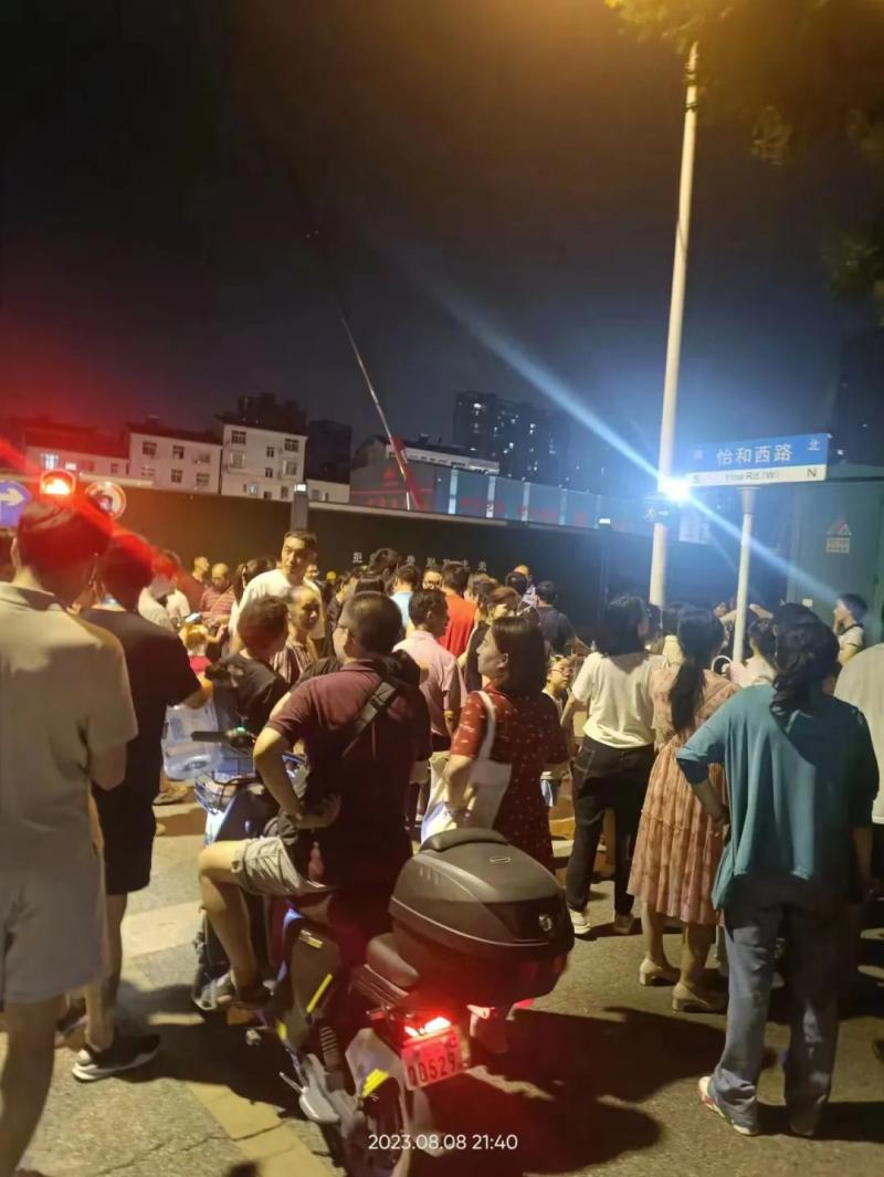 Nearby residents resettled and evacuated overnight, causing local ground subsidence on a subway construction site in Wuhan | Dangerous situation | Construction site