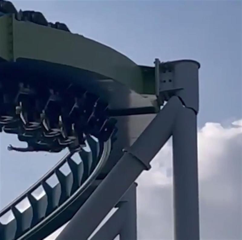 Tourists claim that their hands were trembling while filming the video, and cracks appeared on the support pillars of the "fastest super roller coaster in North America"! Roller coaster emergency closure for tourists | amusement park | support pillars