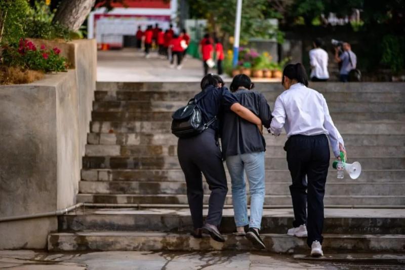 This time it's making people cry again... The story of Zhang Guimei, who has been sent to take exams for 13 consecutive years as a parent | child | Zhang Guimei