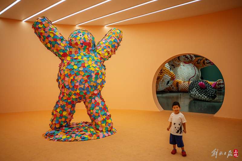 The "Yellow Duck" is enjoying a cool summer with the children at the art museum, and the summer vacation season is coming. The art museum | People | Coolness